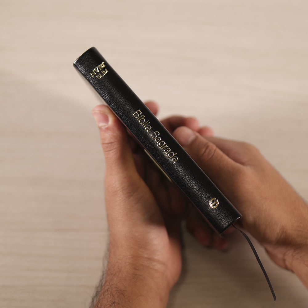 Bíblia Slim Compacta | NVI | Capa Preta