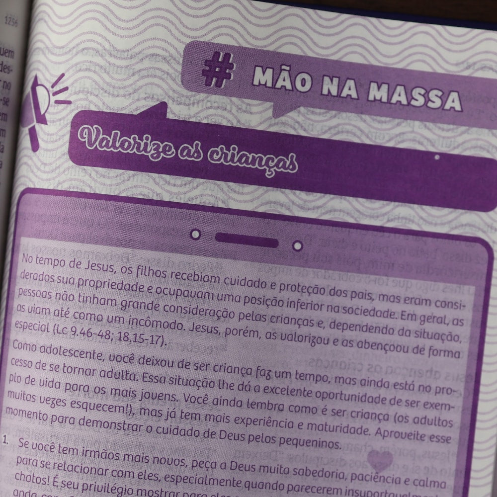 Bíblia Devocional Para Garotas | NVT | Letra Grande | Capa Dura Lettering
