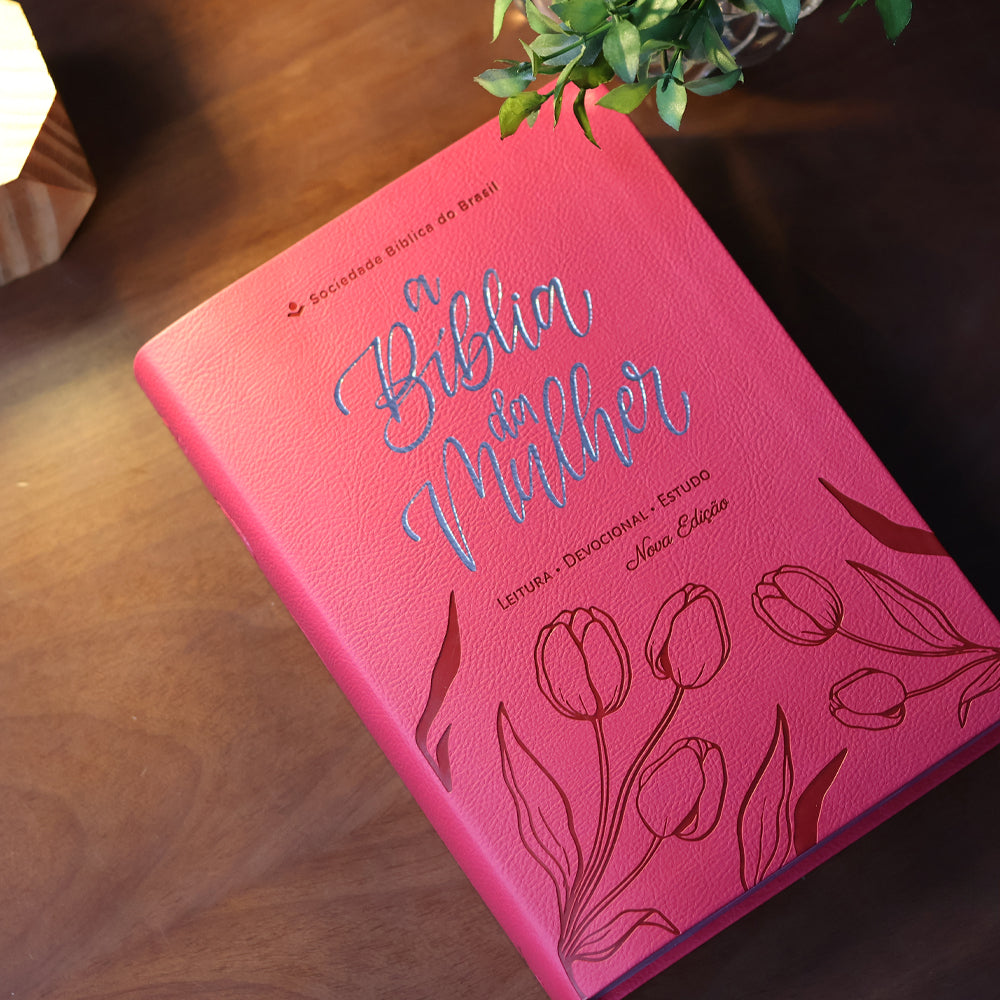 A Bíblia da Mulher | Letra Grande | NAA | Capa Luxo Aston Pink | Caixa Janela