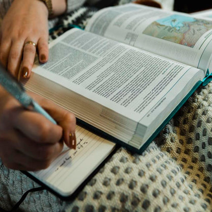 Bíblia De Estudo Thomas Nelson | NVI | Letra Normal | Capa Dura Turquesa