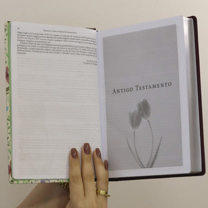 Bíblia da Mulher de Fé | NVI | Letra Grande | Capa Dura | Tecido Vinho Aquarela