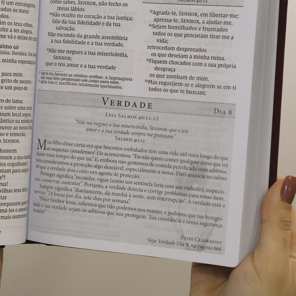 Bíblia da Mulher de Fé | NVI | Letra Grande | Capa Dura | Tecido Vinho Aquarela
