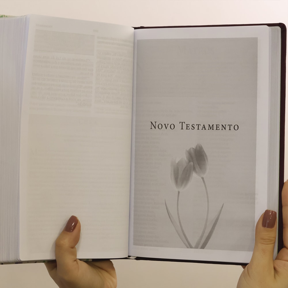 Bíblia da Mulher de Fé | NVI | Letra Grande | Capa Dura | Tecido Vinho Aquarela