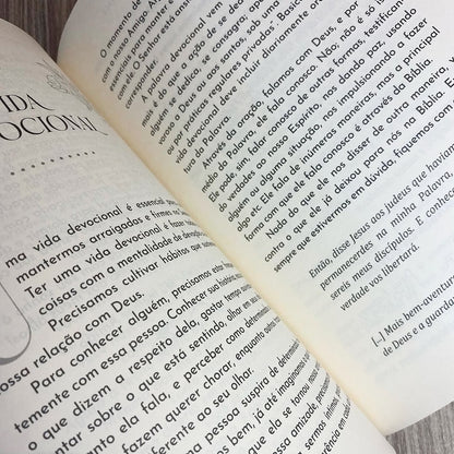 Primeiro O Escudo Depois O Buque | Lenara Padilha