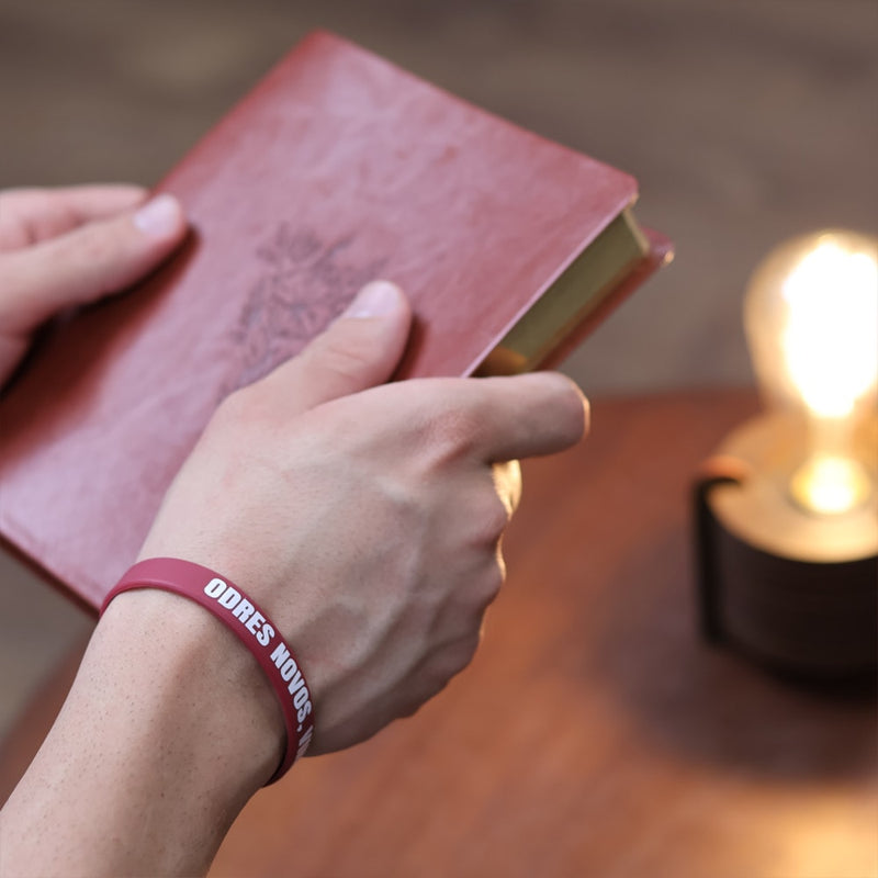 Pulseira de Silicone Bordô | Odres Novos, Vinho Novo