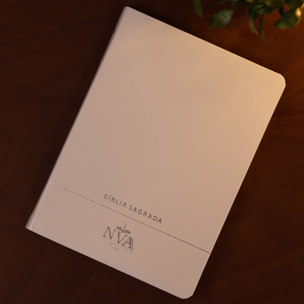 Bíblia Slim | Letra Normal | NVA | Capa Premium Luxo Minimalista Branca