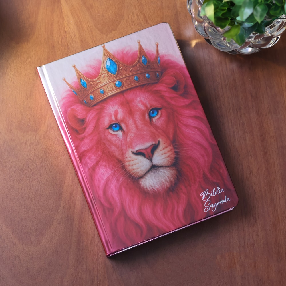 Bíblia Sagrada Leão Rosa | ARC | Letra Gigante | Harpa Avivada e Corinhos | Capa Dura