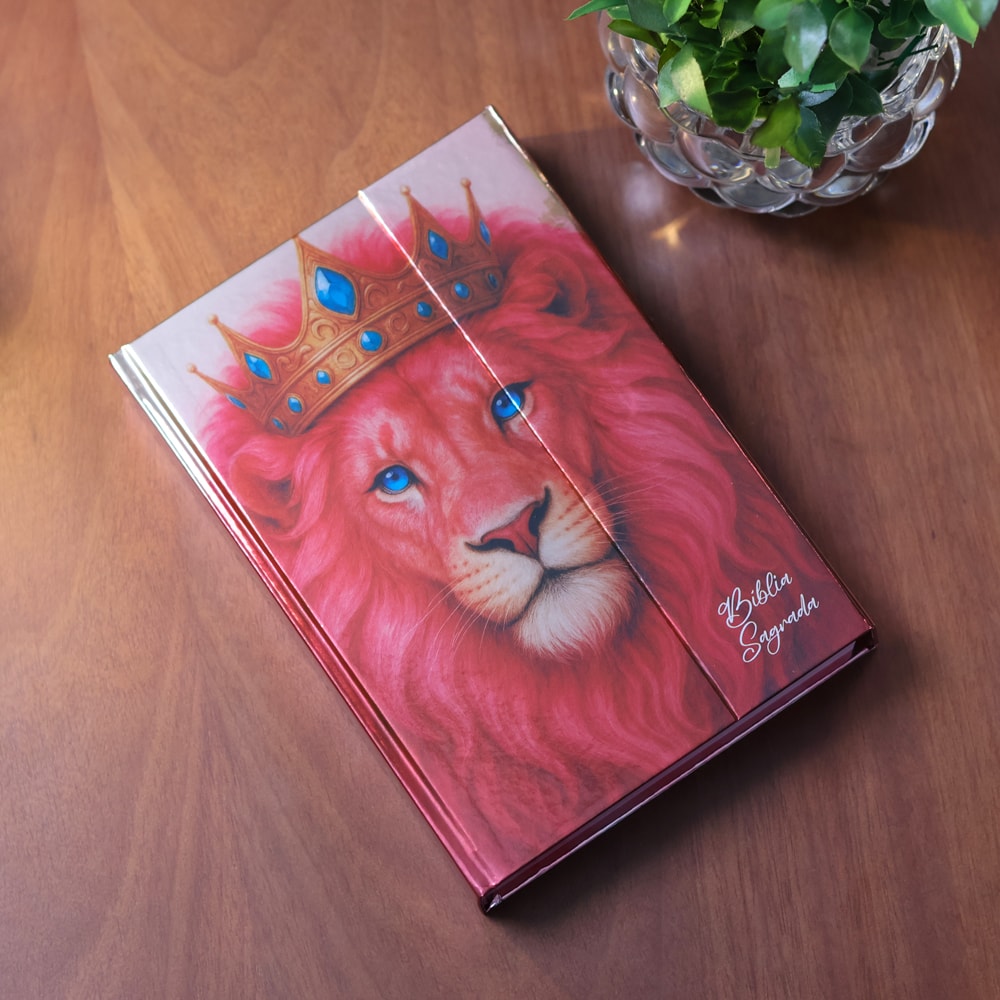 Bíblia Sagrada Leão Rosa | ARC | Letra Gigante | Harpa Avivada e Corinhos | Capa Dura Carteira