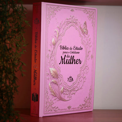 Bíblia de Estudo Para o Cotidiano da Mulher | NVA | Full Collor | Capa Dura Rosa Com Folhas