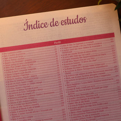 Bíblia de Estudo Para o Cotidiano da Mulher | NVA | Full Collor | Capa Dura Rosa Com Folhas