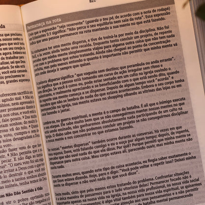 Bíblia De Estudo Joyce Meyer | NVI | Letra Média | Capa Dourada